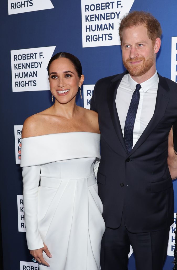 Meghan Markle y el príncipe Harry posando en un evento.