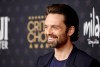 Sebastian Stan posando durante una alfombra roja.