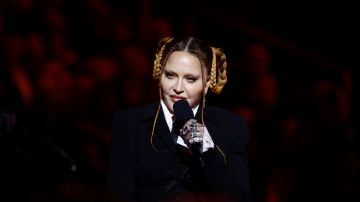 Madonna participando en un concierto.