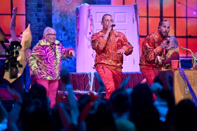 Mau y Ricky actuando en un show.