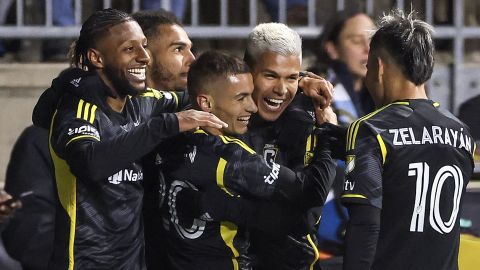 Cucho Hernández celebra un gol junto a sus compañeros del Columbus Crew.