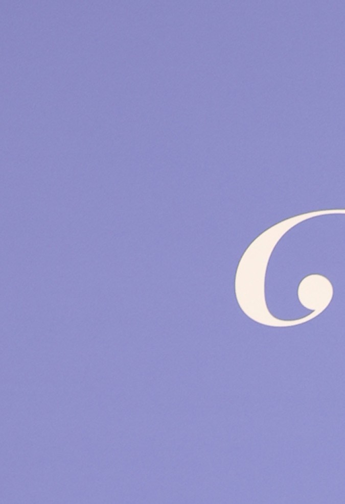 Rosalía posando en una alfombra roja.