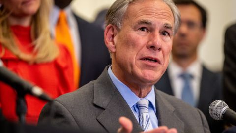 El gobernador Greg Abbott ha impulsado varias iniciativas contra inmigrantes.