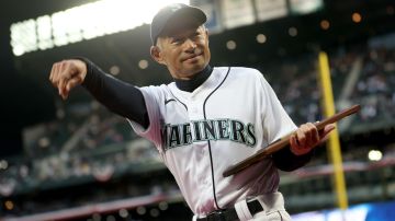 Ichiro Suzuki antes del inicio de un partido entre Cleveland Guardians y Seattle Mariners en 2023.