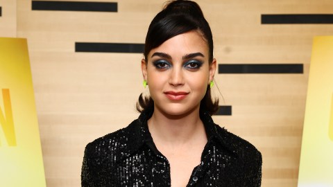 Melissa Barrera durante una alfombra roja en Hollywood.