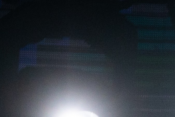 Bizarrap es reconocido por sus gafas y su gorra.