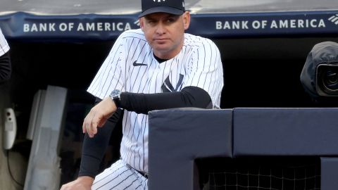 Carlos Mendoza en el dugout durante un encuentro de New York Yankees ante San Diego Padres.