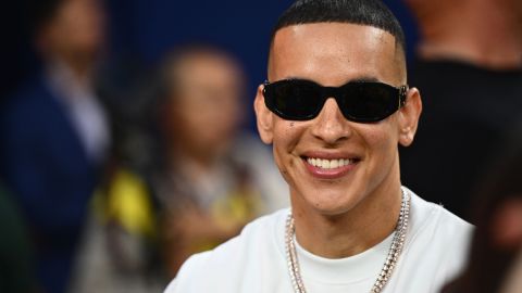 Puerto Rican rapper Daddy Yankee en el amistoso de pretemporada entre el Arsenal FC and FC Barcelona en el SoFi Stadium de Inglewood, California.