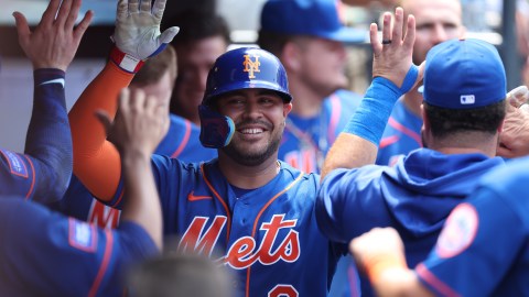 Receptor venezolano Omar Narváez se queda para la temporada 2024 en los New York Mets