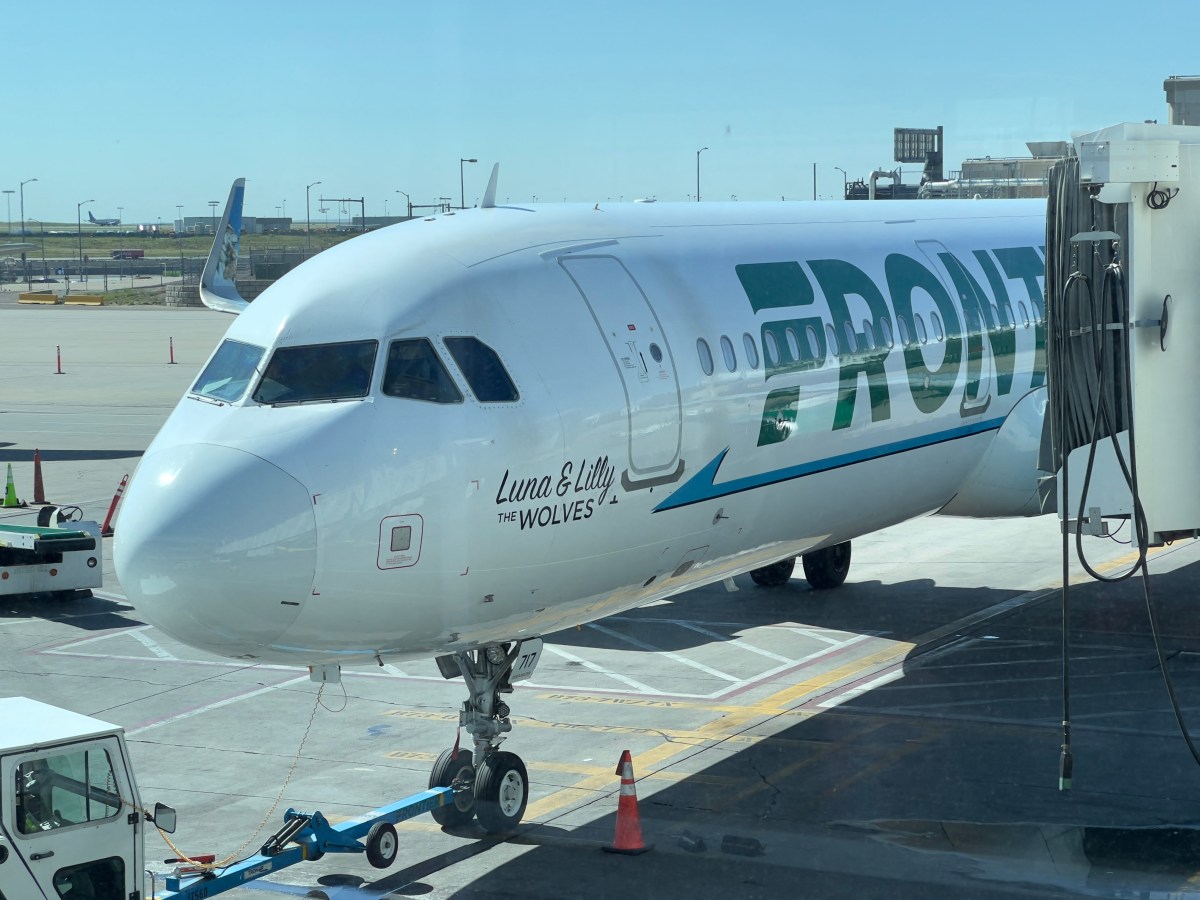 Hombre de California entra en pánico durante vuelo de Frontier Airlines y agrede a la tripulación