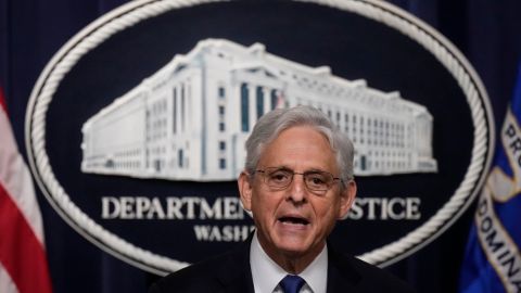 Merrick Garland dijo que lo peor del tráfico de fentanilo es el que es diseñado para parecer caramelos y atraer a los jóvenes.