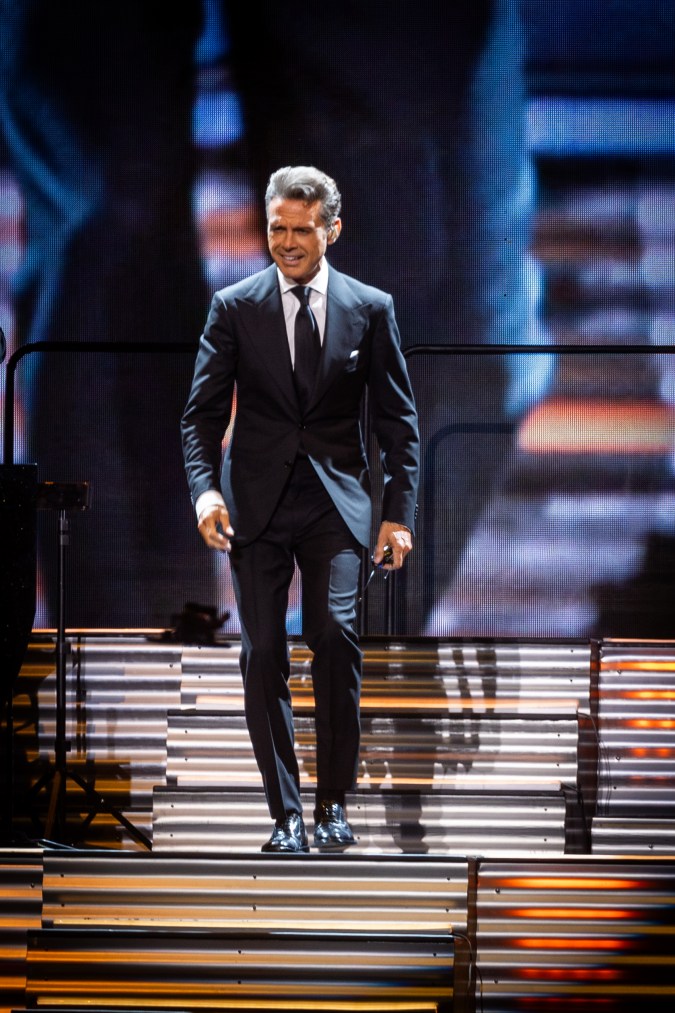 Luis Miguel actuando en un show este 2023.