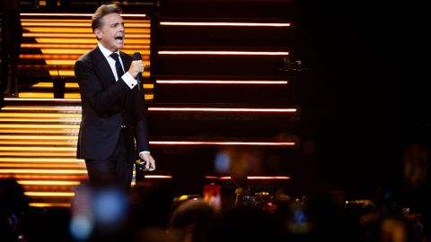 Luis Miguel cantando en una de sus presentaciones.