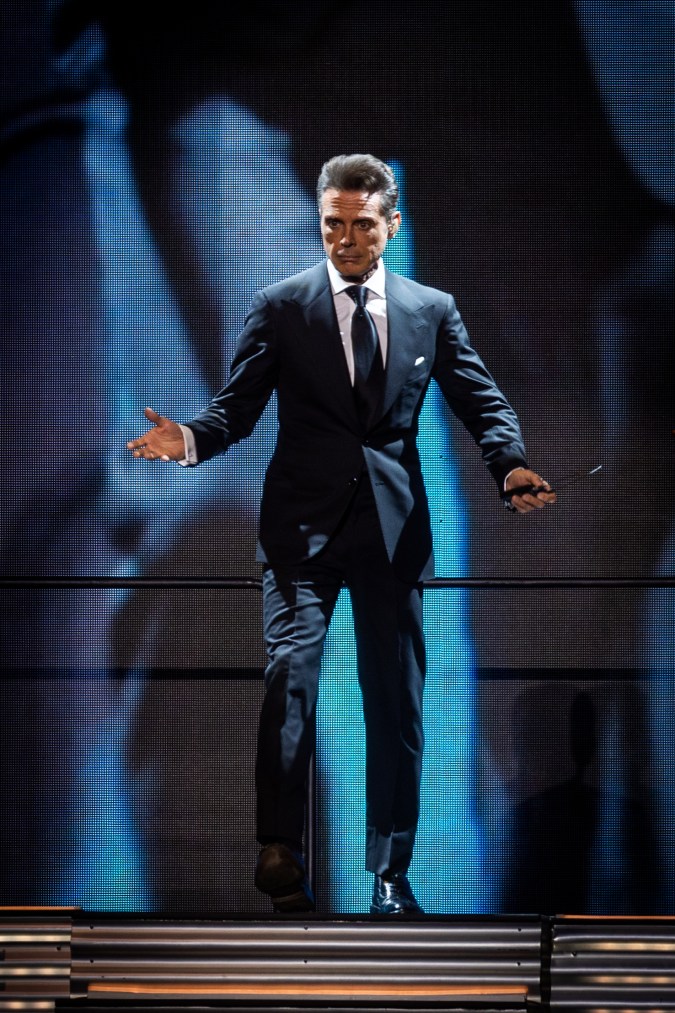 Luis Miguel cantando en Argentina como parte de su tour 2023.