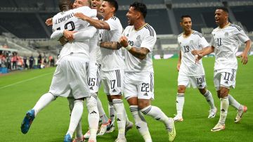 Jugadores de la selección de Costa Rica celebran un gol durante amistoso ante Arabia Saudita.