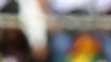 Marcelo Moreno Martins disputa un balón con el argentino Nicolas Tagliafico.