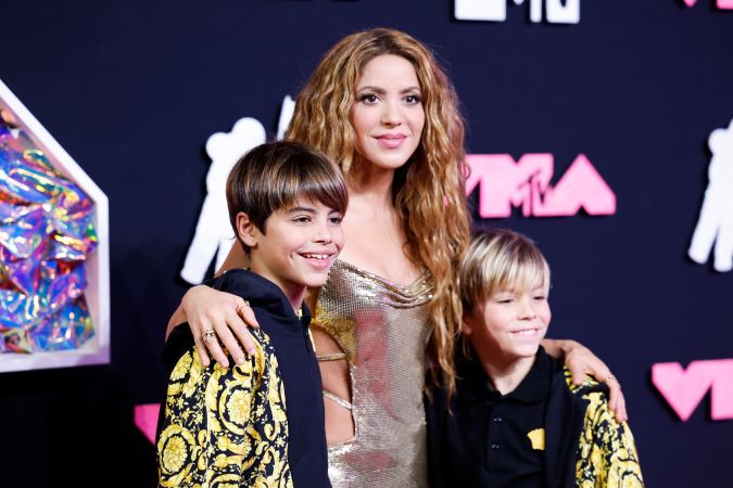 Shakira y sus hijos en la alfombra roja de un evento.