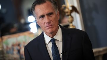 Romney dijo que cree que Biden ha tomado algunas decisiones "terribles".