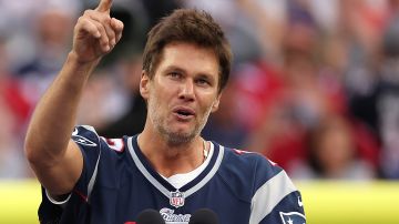 Tom Brady durante un homenaje que recibió por parte de New England Patriots en 2023.