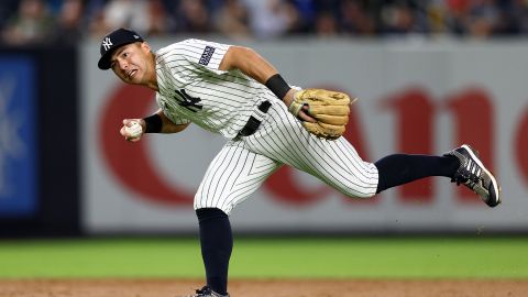 Anthony Volpe realiza out durante un encuentro de Yankees ante Blue Jays.