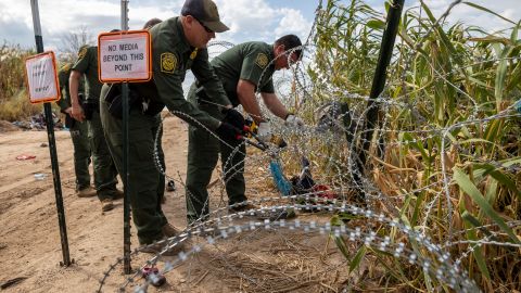 Grupos de derechos humanos han criticado los alambres.