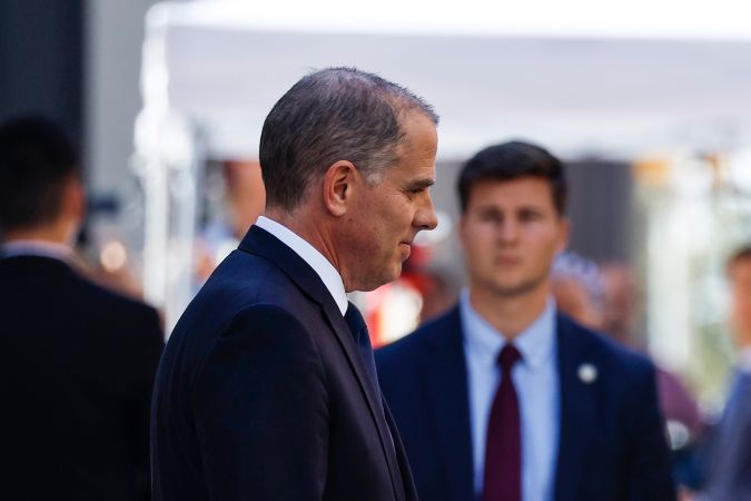 Hunter Biden, hijo del presidente estadounidense Joe Biden, sale del edificio federal J. Caleb Boggs el 3 de octubre de 2023 en Wilmington, Delaware. (Foto de Anna Moneymaker/Getty Images)
