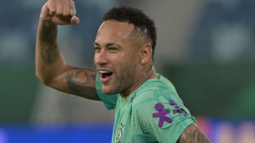 Neymar mostró inédito look en redes sociales tras la operación de su rodilla