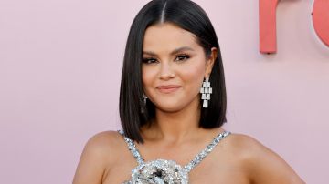 Selena Gómez posando en la alfombra roja de un evento benéfico.