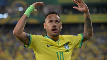 Neymar operado con éxito de la rodilla en Brasil