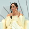 Meghan Markle participando en un evento altruista.