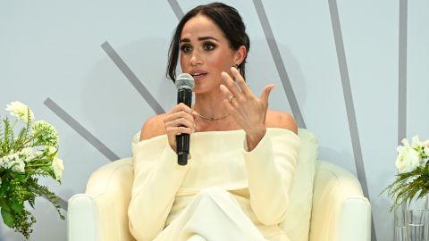 Meghan Markle participando en un evento altruista.