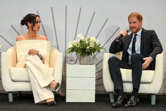 Markle y Harry participando en un evento.