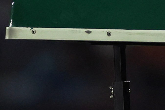 Neymar Jr. es retirado en camilla luego de romperse los ligamentos de la rodilla izquierda ante Uruguay.