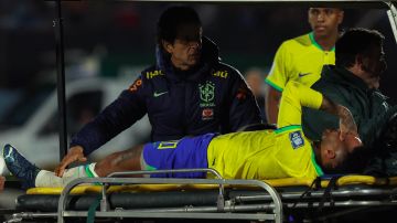 Neymar Jr. es retirado en camilla luego de romperse los ligamentos de la rodilla izquierda ante Uruguay.