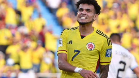 Luis Díaz durante un partido de eliminatorias entre Colombia y Uruguay.