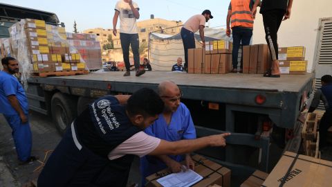 El jefe humanitario de la ONU dijo que lo camiones con ayuda que han entrado ofrecen alivio, pero no son suficientes.