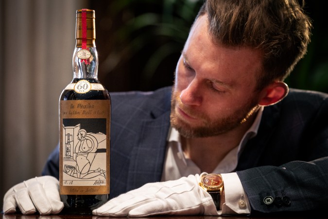 Jonny Fowle, director global de bebidas espirituosas de Sotheby's, presenta una botella de The Macallan 1926, el whisky más caro del mundo estimado en £750.000 libras esterlinas en Sotheby's el 19 de octubre de 2023 en Londres, Inglaterra. (Foto de Tristan Fewings/Getty Images para Sotheby's)