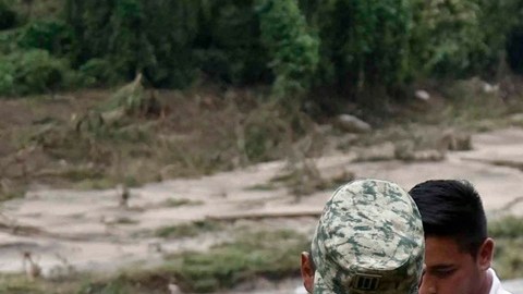 López Obrador promete "poner de pie" a Acapulco para Navidad