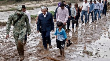 López Obrador promete "poner de pie" a Acapulco para Navidad