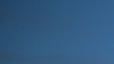 Palestinos descansan en una tienda de campaña para refugiados a lo largo de la Franja de Gaza.