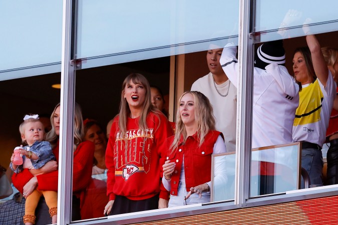 Taylor Swift se deja ver a menudo en los partidos de NFL de Kansas City. FOTO: David Eulitt/Gettu Images.