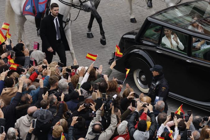 La princesa heredera española de Asturias, Leonor, saluda a la multitud desde su coche cuando sale después de asistir a una ceremonia para jurar lealtad a la constitución, en su cumpleaños número 18.(Foto de OSCAR DEL POZO/AFP vía Getty Images)