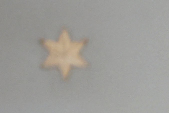 La princesa heredera española de Asturias, Leonor, recibe el collar de la Orden española de Carlos III de manos del rey Felipe VI de España durante una ceremonia. (Foto de JUANJO MARTIN/POOL/AFP vía Getty Images)