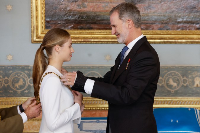 La princesa heredera española de Asturias, Leonor, recibe el collar de la Orden española de Carlos III de manos del rey Felipe VI de España durante una ceremonia. (Foto de JUANJO MARTIN/POOL/AFP vía Getty Images)
