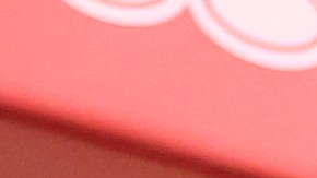 Victor Wembanyama celebra luego de anotar puntos durante su primer encuentro en la NBA.