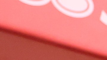 Victor Wembanyama celebra luego de anotar puntos durante su primer encuentro en la NBA.