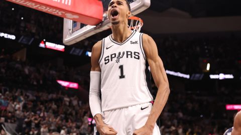 Victor Wembanyama celebra luego de anotar puntos durante su primer encuentro en la NBA.