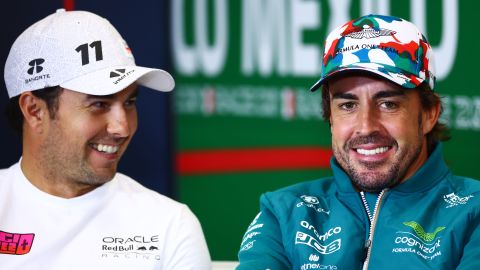 Checo Pérez interrumpió entrevista de Fernando Alonso para darle emotivo abrazo [Video]