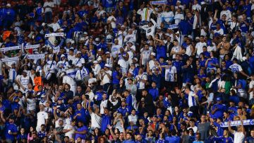 Escándalo en Brasil: Suspenden duelo entre Cruzeiro y Coritiba por batalla campal de hinchas [Video]