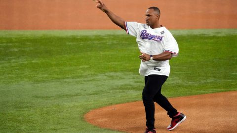 Adrián Beltré es homenajeado por Texas Rangers en la Serie Mundial 2023.